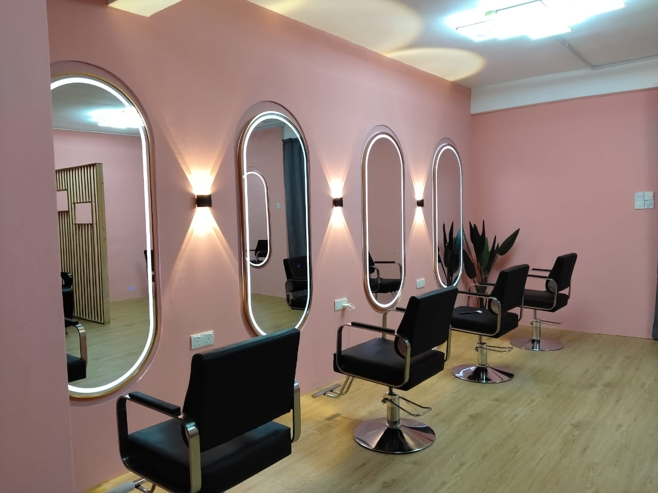 Ruang dalaman NJ Hair Salon
